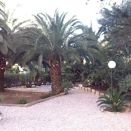Pleasant 2 Bed In The Calm Palm Area Of With Beaches Nearby On Sides 1525 *