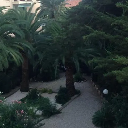 Pleasant 2 Bed In The Calm Palm Area Of With Beaches Nearby On Sides 1525 Apartament Cannes