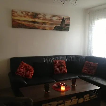 Apartment Palm Serenity: Cozy 2-bed Near Beaches