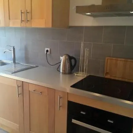 Apartment Palm Serenity: Cozy 2-bed Near Beaches Cannes