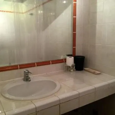 Palm Serenity: Cozy 2-bed Near Beaches *